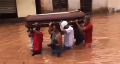Caixão é transportado em meio a enchente em São Roberto no Maranhão