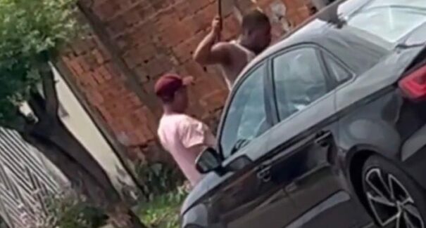 Mulher em situação de rua é espancada a pauladas em Caxias