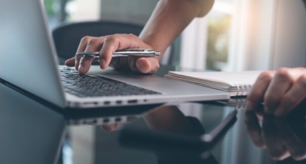 O que são smart contracts e qual a relação com criptomoedas?