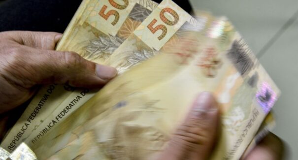 Salário médio do brasileiro sobe acima da inflação pelo 15º mês seguido
