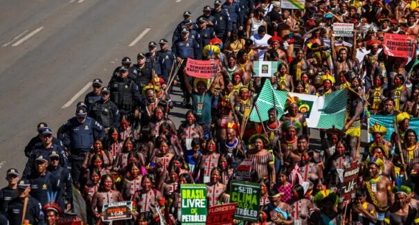 Milhares de indígenas marcham em Brasília