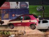 Vídeo: carro de autoescola colide e fica pendurado em mureta no túnel da Cohab