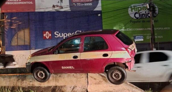 Vídeo: carro de autoescola colide e fica pendurado em mureta no túnel da Cohab