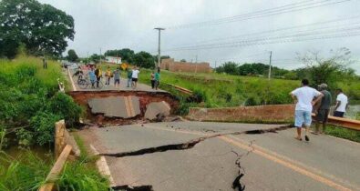 Ponte ligada a Santa Inês se rompe na BR-222; município teve casas alagadas por temporal