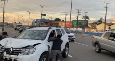 Táxi é atingido por van em marcha à ré na Av. Jerônimo de Albuquerque, em São Luís