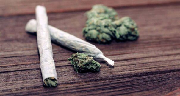 Senado aprova PEC que criminaliza porte e posse de drogas