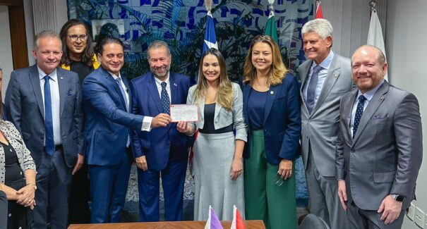 Ana Paula se filia em PDT e recebe a liderança da bancada de Weverton