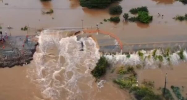 Trecho da BR-222 é interditado após chuva intensa abrir cratera na pista
