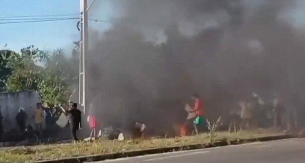Moradores interditam trecho da MA-203 em protesto contra reintegração de posse