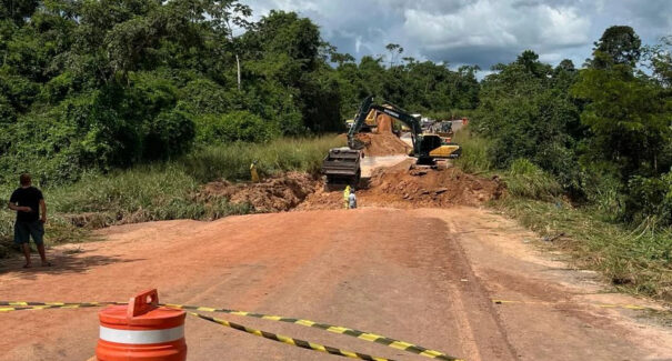 BR-222 volta a ser interditada após cratera se abrir sob os temporais na região