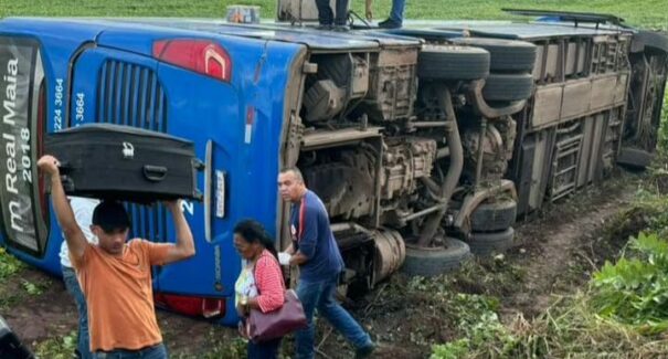 Ônibus que saiu do Pará com destino ao MA tomba na BR 226