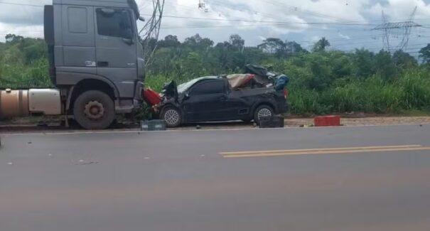 Colisão frontal entre picape e carreta resulta em duas mortes na BR-135