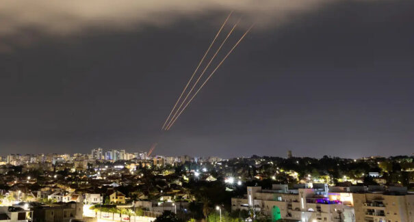 Israel promete retaliar após ataque de Irã e busca apoio internacional