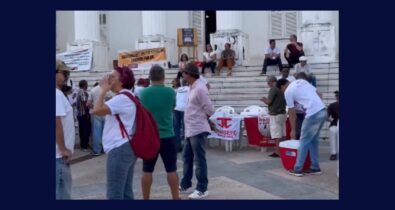 Professores da rede municipal realizam ato público na Praça Deodoro nesta quarta (24)