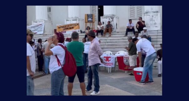 Professores da rede municipal realizam ato público na Praça Deodoro nesta quarta (24)