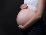 INSS alerta que salário-maternidade pode ser pedido gratuitamente e sem intermediários