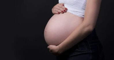 INSS alerta que salário-maternidade pode ser pedido gratuitamente e sem intermediários