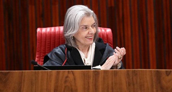 Cármen Lúcia é eleita para a presidência do TSE