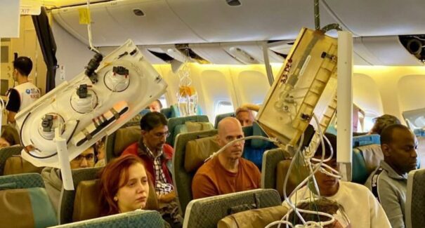 Uma pessoa morre e dezenas ficam feridas em turbulência em voo