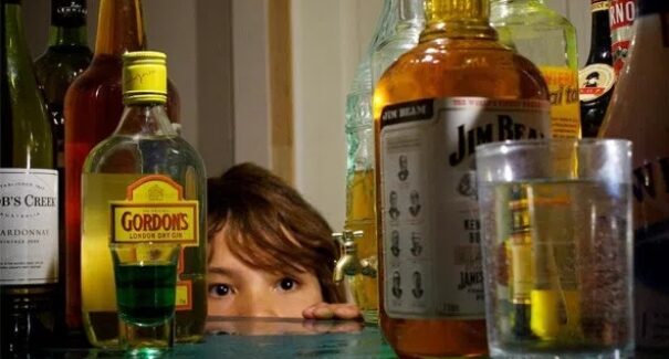Projeto de lei aumenta pena para quem fornecer álcool a crianças e adolescentes