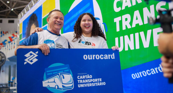 Estudantes da Grande Ilha recebem Cartão Transporte Universitário