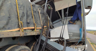 Colisão entre ônibus de turismo e carreta deixa um morto na BR-222