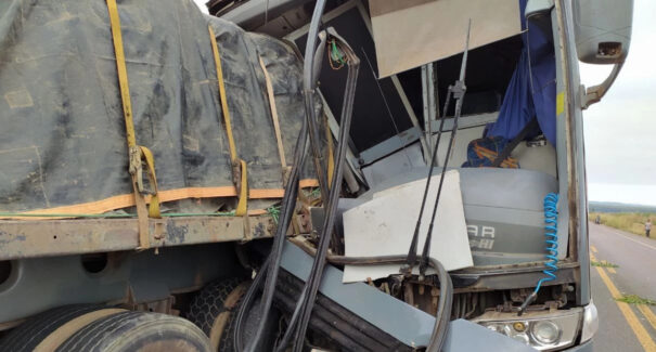 Colisão entre ônibus de turismo e carreta deixa um morto na BR-222
