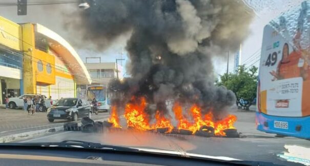 Moradores interditam Avenida São Luís Rei de França em protesto; Prefeitura se manifesta