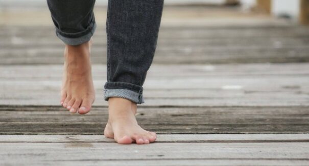 Confira as surpreendentes vantagens de se andar com os pés descalços