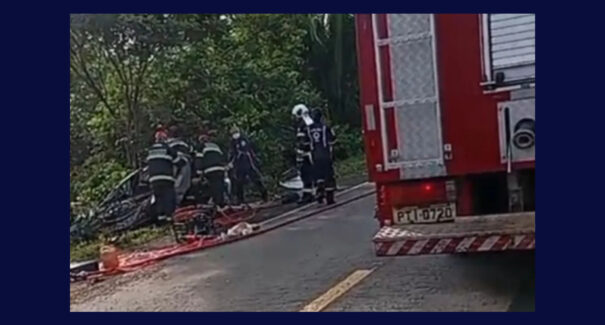 Colisão entre caminhão-tanque e veículo de passeio deixa dois mortos na BR-316