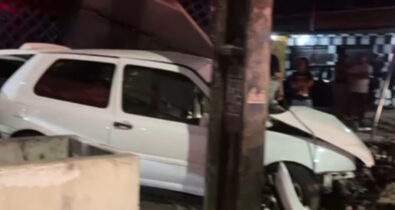 Motorista perde controle e carro atinge loja e poste na Curva do 90, em São Luís