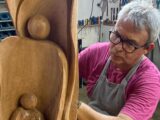 Artesão Edimar Nardaci expõe esculturas de madeira na galeria do Fórum de São Luís