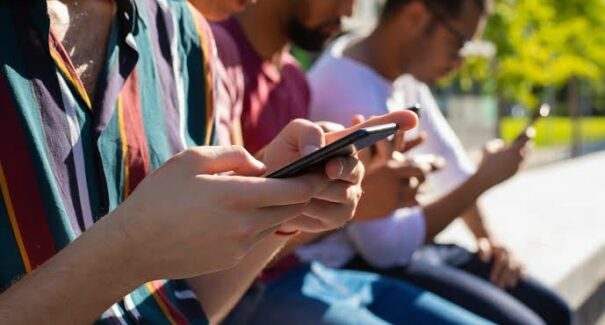 Correção em dados revela queda de jovens fora da escola e do mercado de trabalho