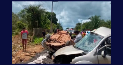 Dois morrem e família sai ferida em colisão com veículo durante fuga em Rosário