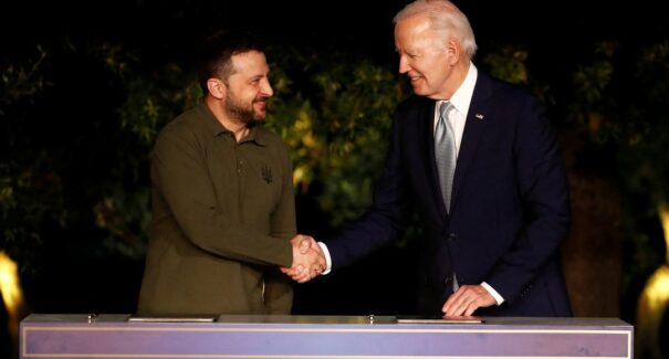 Zelensky e Biden assinam acordo precursor de entrada da Ucrânia na Otan