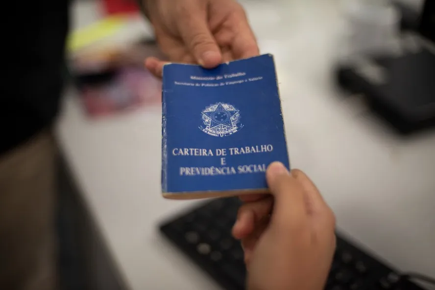Desemprego entre jovens cai para 13,8%, mas baixa remuneração e rotatividade são desafios