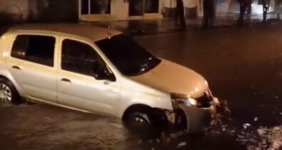 Vídeo: família é resgatada após carro ser arrastado por enxurrada em São Luís