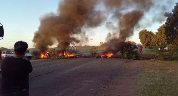 Protesto bloqueia trecho da BR-135, em Miranda do Norte