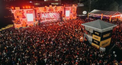 Terceira noite do Bumba Meu São João reúne mais de 50 mil pessoas