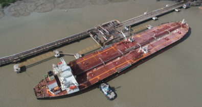 Porto do Itaqui recebe um dos maiores navios brasileiros de transporte de combustíveis