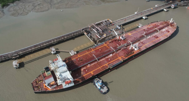 Porto do Itaqui recebe um dos maiores navios brasileiros de transporte de combustíveis