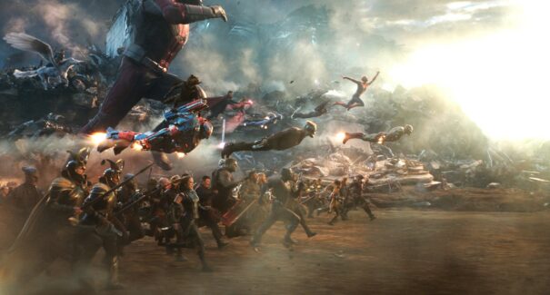 Vingadores: diretor do novo ‘Deadpool’ negocia filme com retorno de 60 personagens