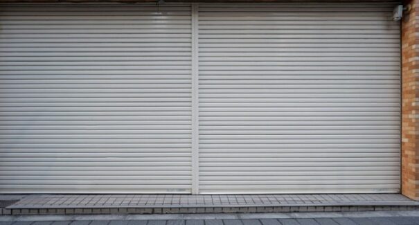 Porta de enrolar automática: mais segurança para comércio e residências