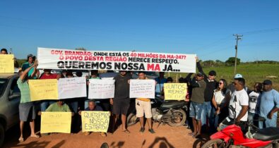 Moradores de Trizidela do Vale bloqueiam MA-247 cobrando conclusão de obras
