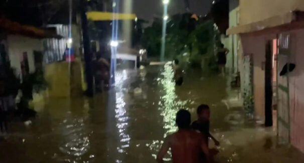 Temporal alaga casas e causa prejuízos a moradores do bairro Redenção, em São Luís