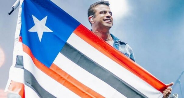 Ávine emociona público ao levantar bandeira do Maranhão ao som do Boi da Maioba