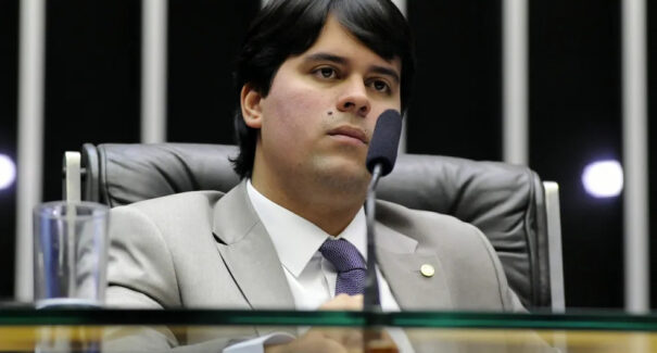 Ministro do Esporte assina termo para construção de espaços esportivos comunitários em São Luís
