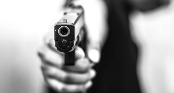 Mulher é baleada nas mãos ao tentar se defender de ataque do namorado em Estreito