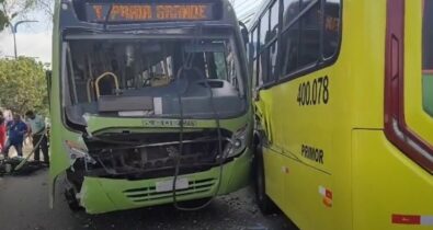 Acidente entre ônibus deixa idosa gravemente ferida no bairro Monte Castelo