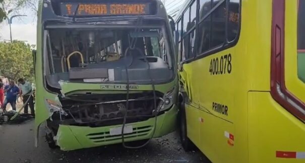 Acidente entre ônibus deixa idosa gravemente ferida no bairro Monte Castelo